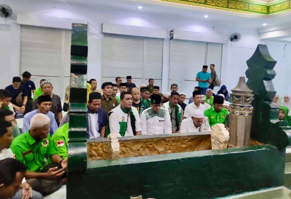 Amat Banjir Dampingi Sandiaga Uno Ziarah Makam Guru Tua Madika