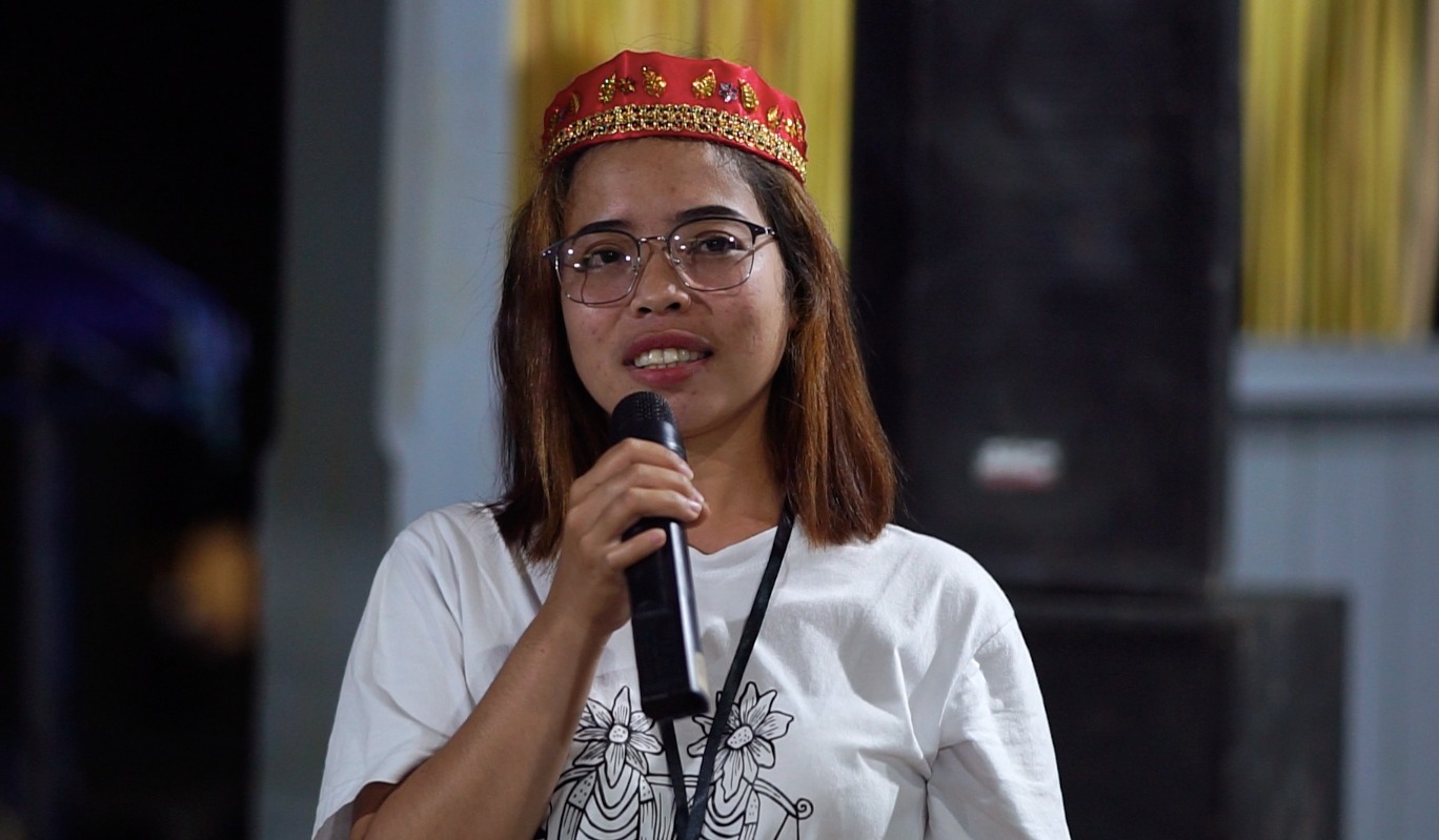 SAMPAIKAN TESTIMONI - Fera Nindaya Mosero warga Desa Peura, menyampaikan testimoni di Festival Tradisi Kehidupan 2023, Rabu 7 Juni 2023. FOTO : Yardin