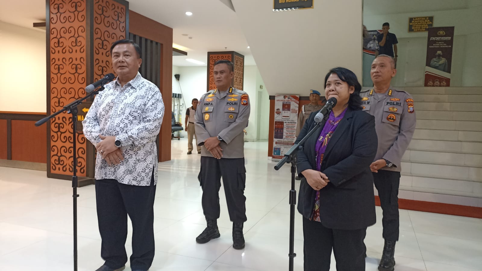 Anggota komisi kepolisian nasional Benny Josua Mamoto dan Poengky Indarti, memberikan keterangan usai melakukan supervisi atas kasus pemerkosaan anak di Kabupaten Pairigi Moutong, Selasa (13/6/2023). FOTO : Qila