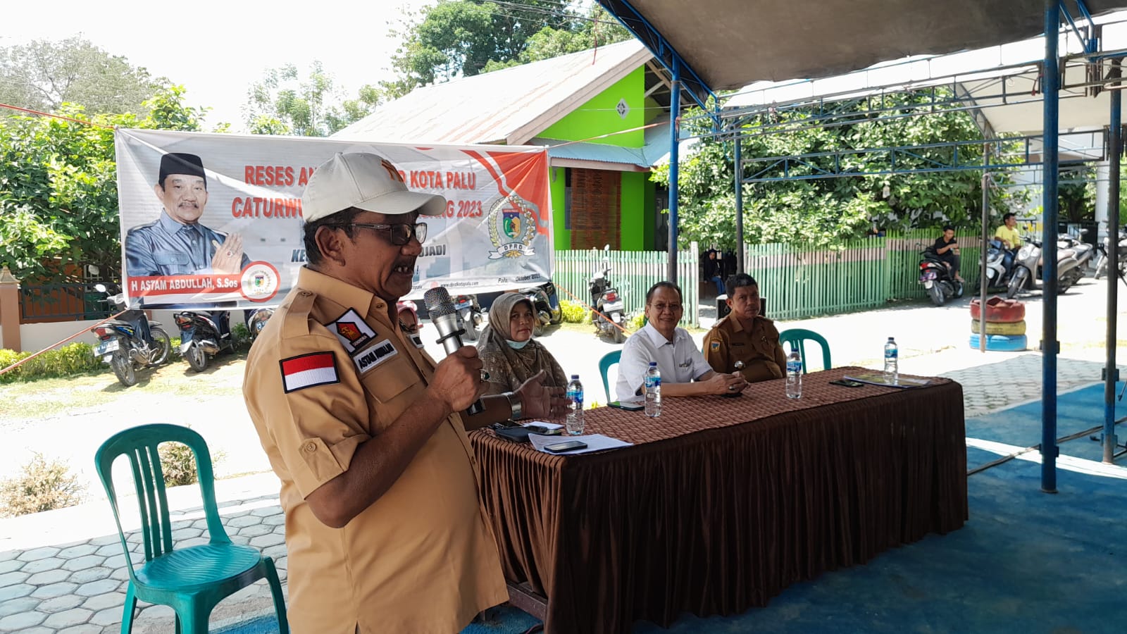 Anggota DPRD Kota Palu, Astam Abdullah menggelar reses bersama warga kelurahan Tipo, Senin (16/10/1023). FOTO : Sobirin