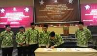 Ketua KPU Kota Palu, Idrus bersama komisioner menandatangani berita acara pleno penetapan perolehan kursi dan calon anggota DPRD Kota Palu terpilih pada Pemilu 2024, Jumat (14/6/2024) malam. FOTO: Sobirin