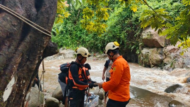 Bocah Terseret Sungai Tuweley